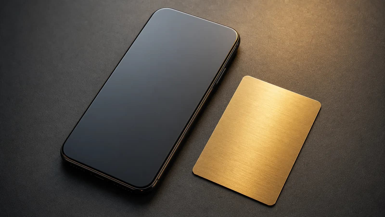 Смартфон с открытой цифровой визиткой рядом с золотой NFC-картой